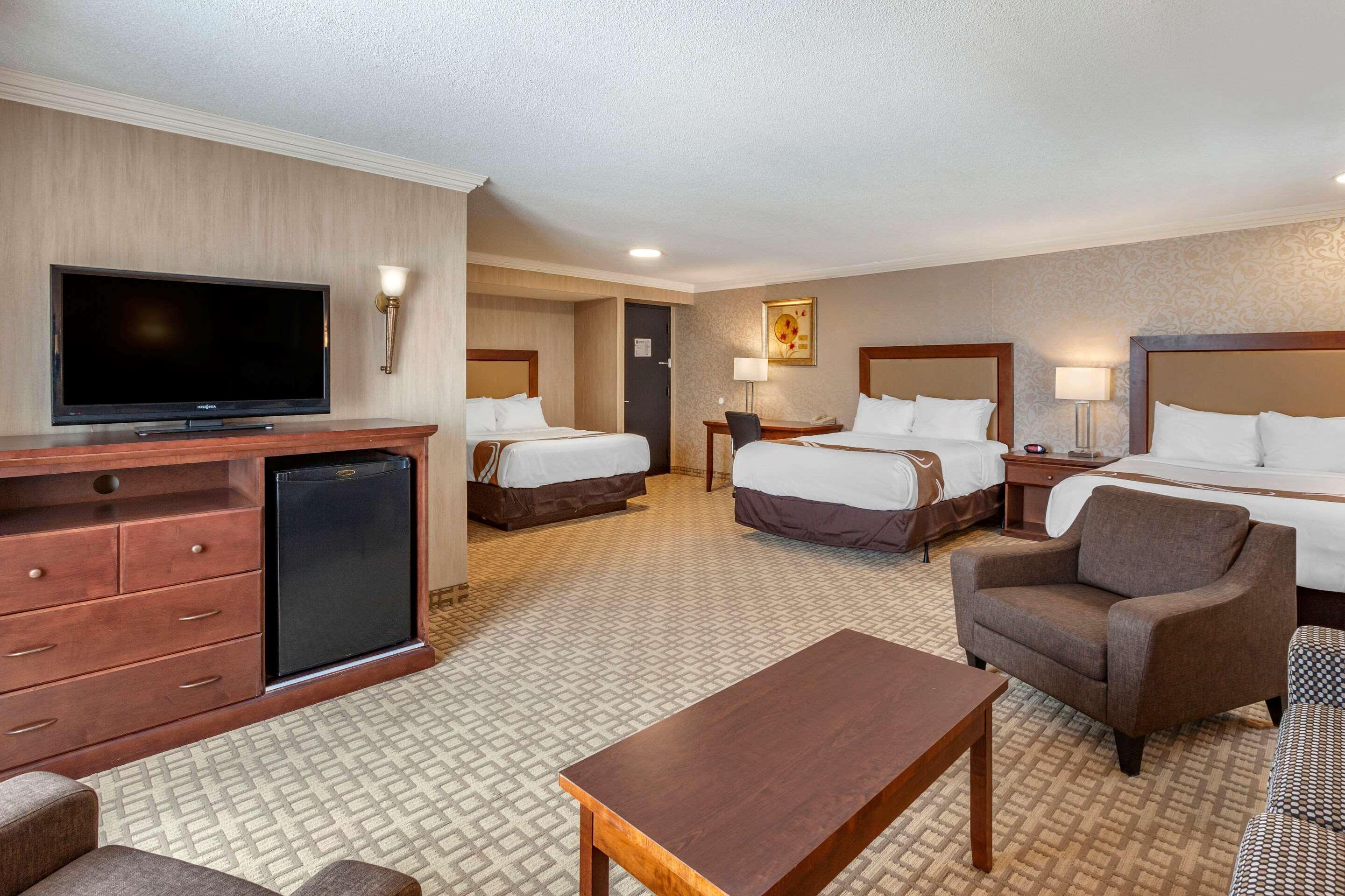 Quality Inn & Conference Centre Midland Buitenkant foto
