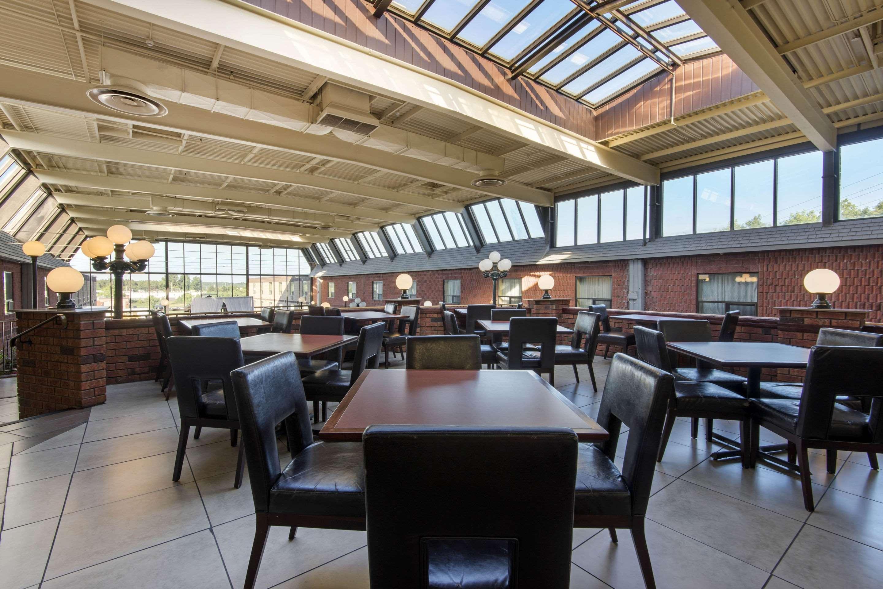 Quality Inn & Conference Centre Midland Buitenkant foto