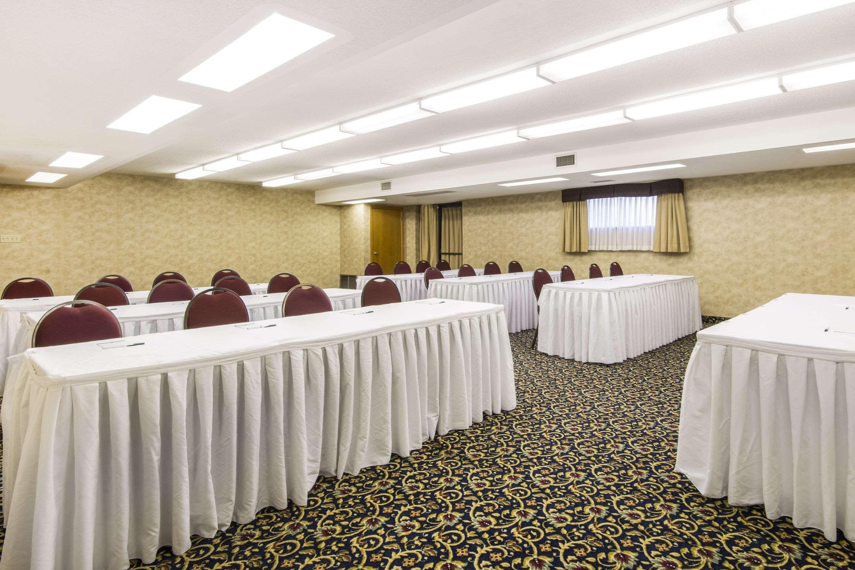 Quality Inn & Conference Centre Midland Buitenkant foto