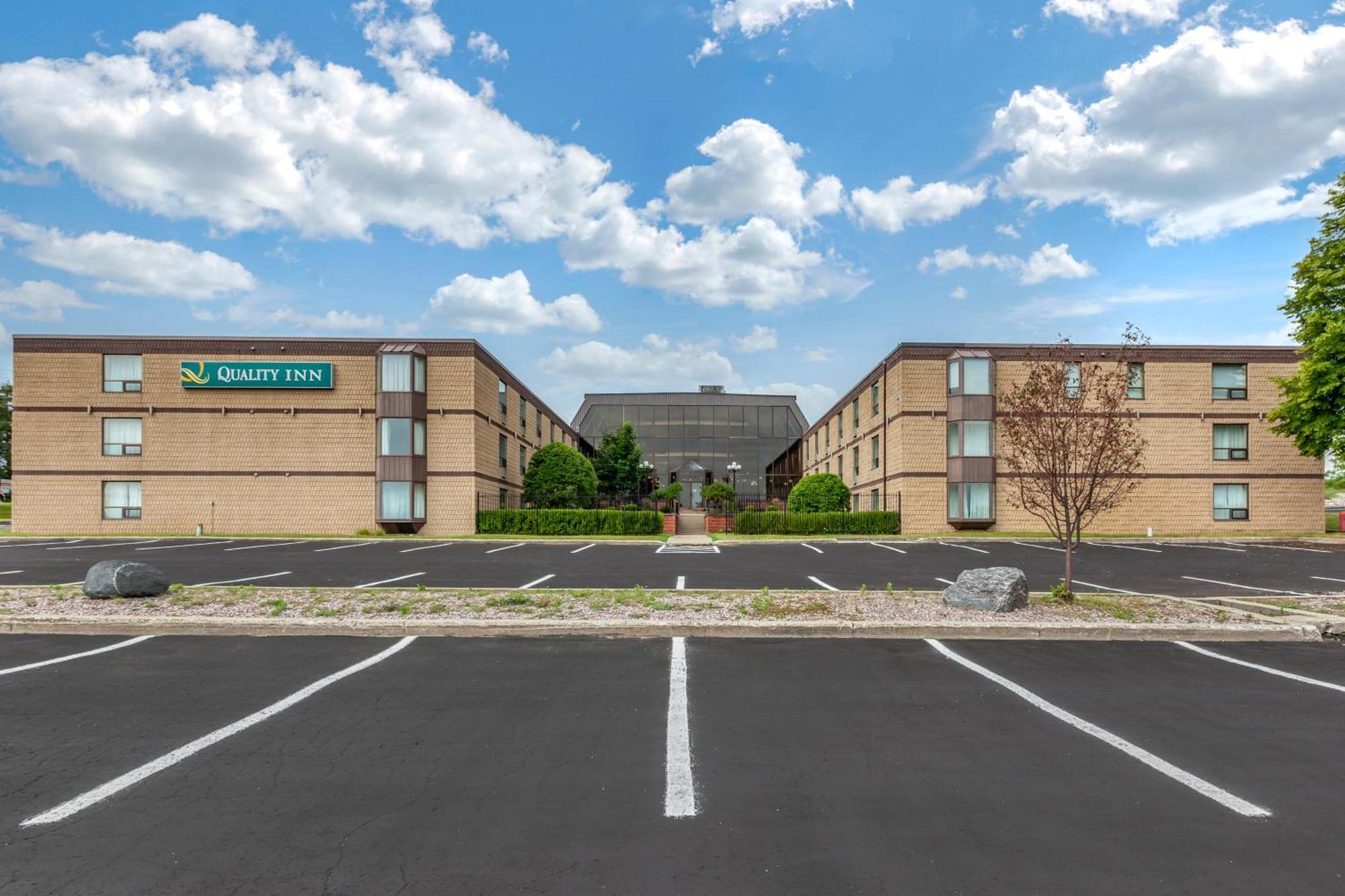 Quality Inn & Conference Centre Midland Buitenkant foto